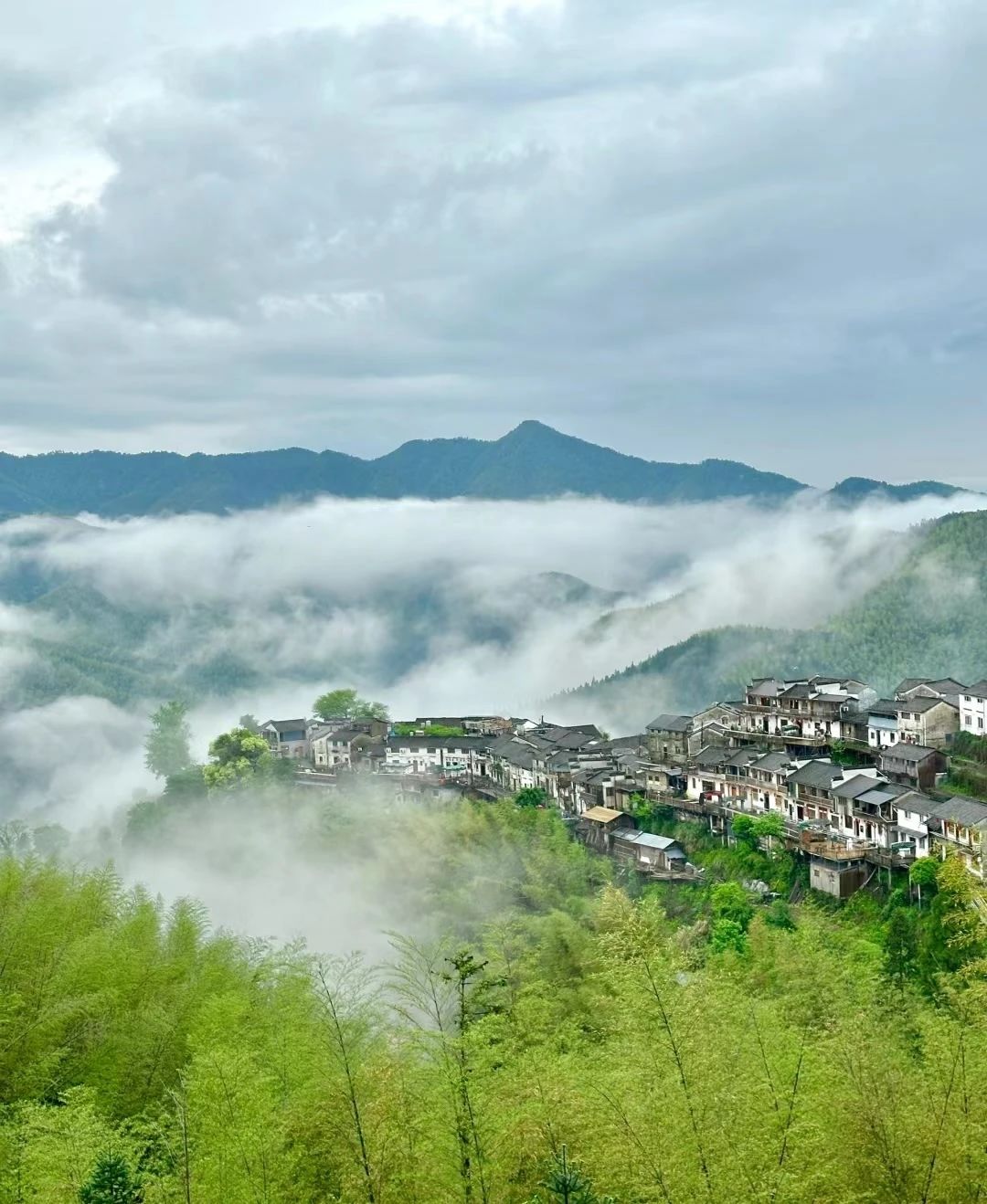 Ancient villages isolated on the cliffs - Mulihong