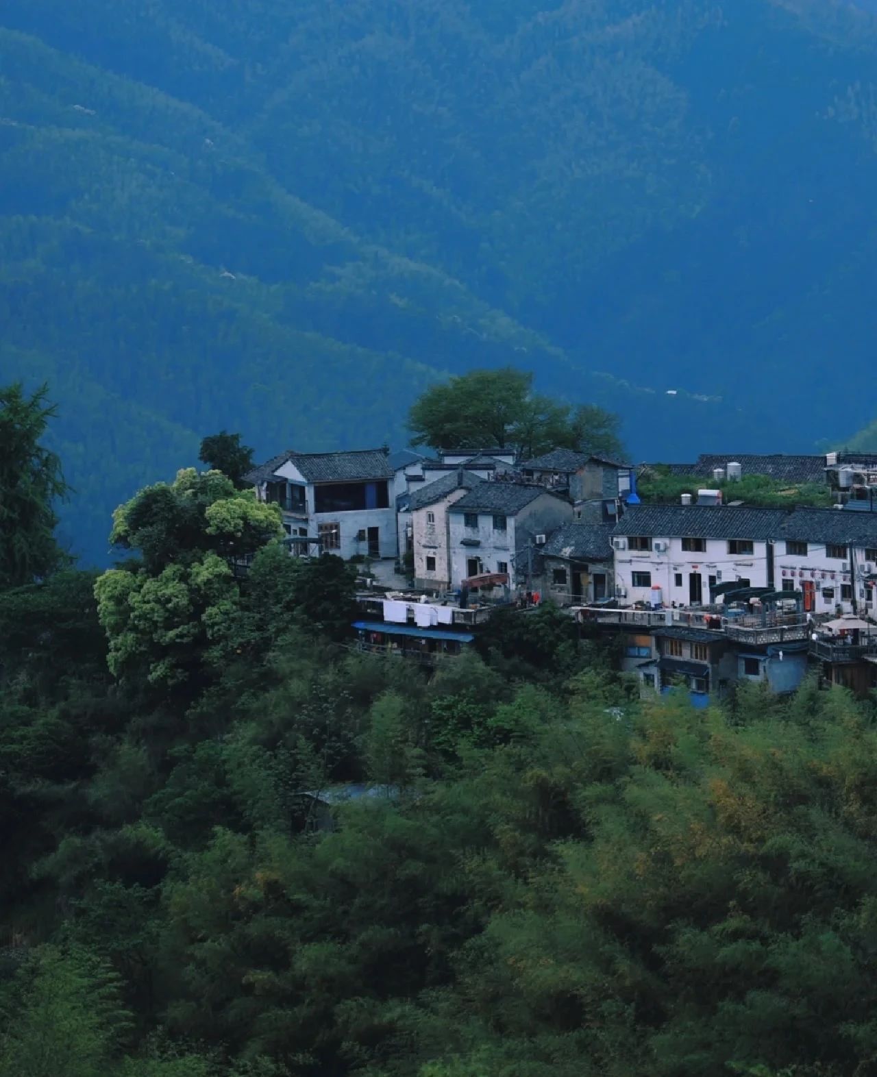 Ancient villages isolated on the cliffs - Mulizhuang