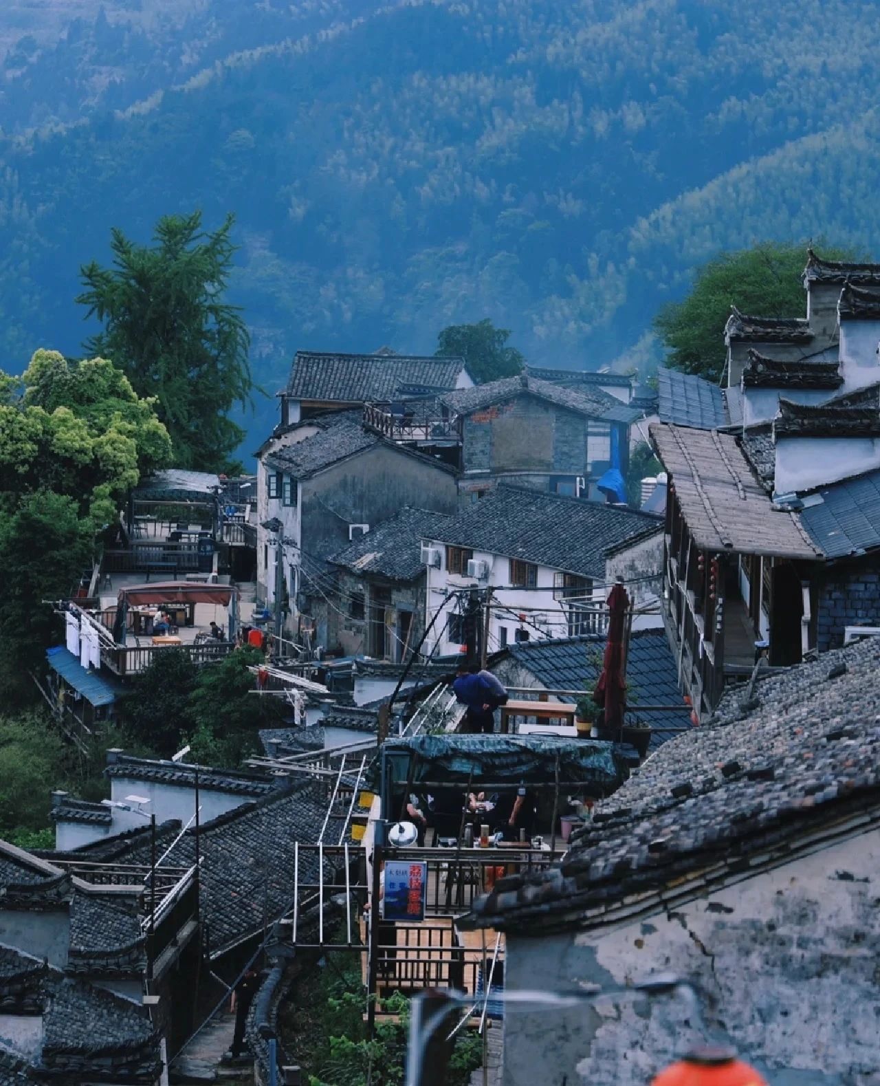 Ancient villages isolated on the cliffs - Mulizhuang