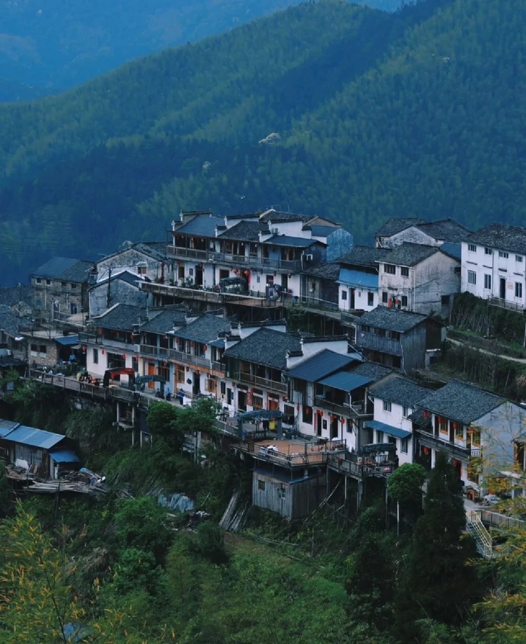 Ancient villages isolated on the cliffs - Mulizhuang