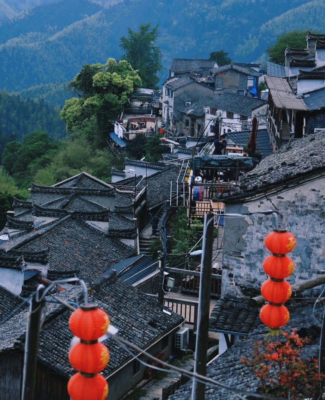 Ancient villages isolated on the cliffs - Mulizhuang