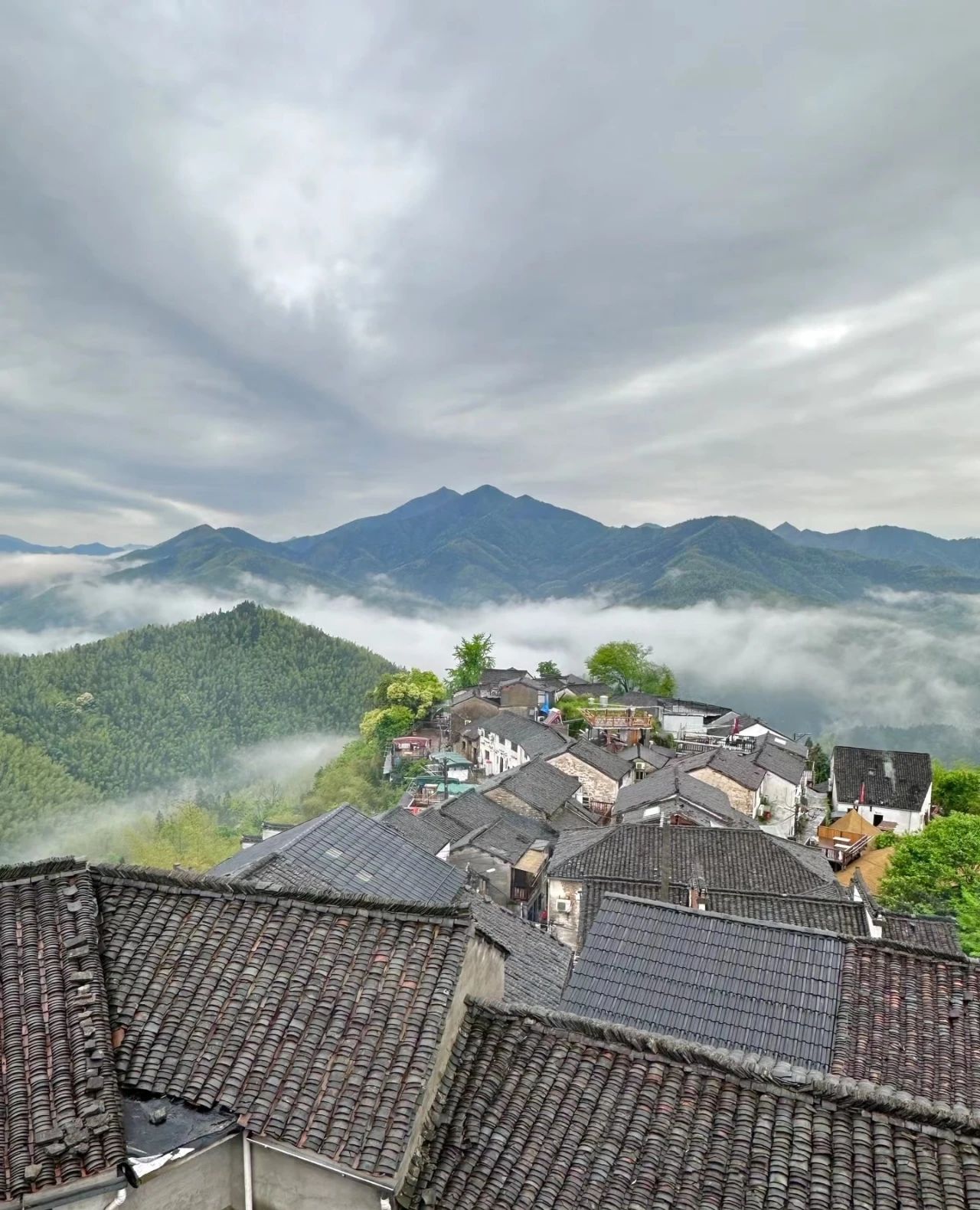 Ancient villages isolated on the cliffs - Mulizhuang