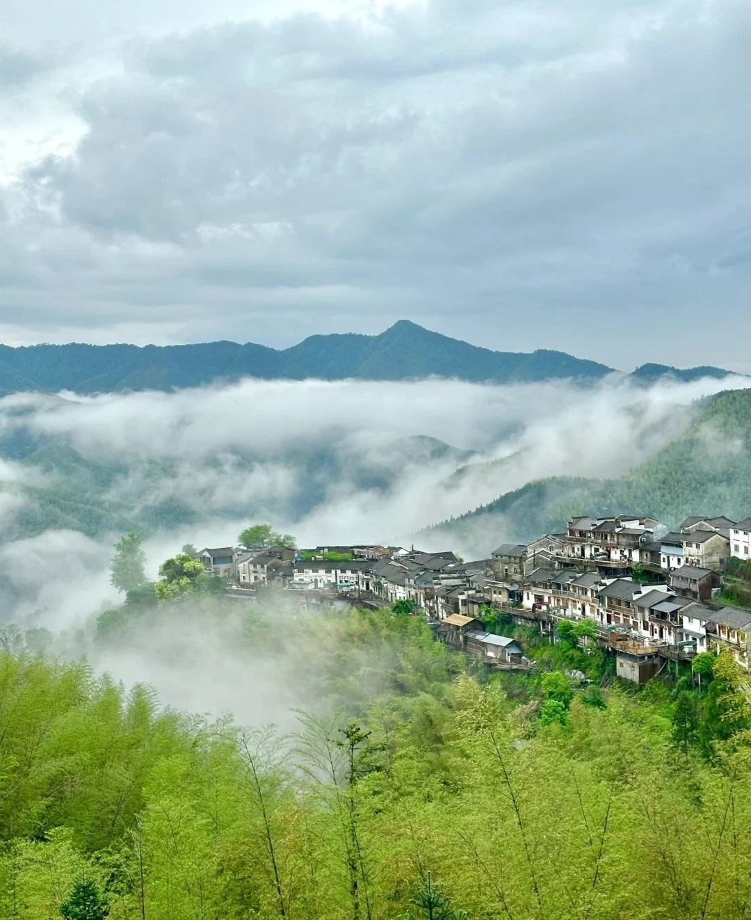 Ancient villages isolated on the cliffs - Mulizhuang