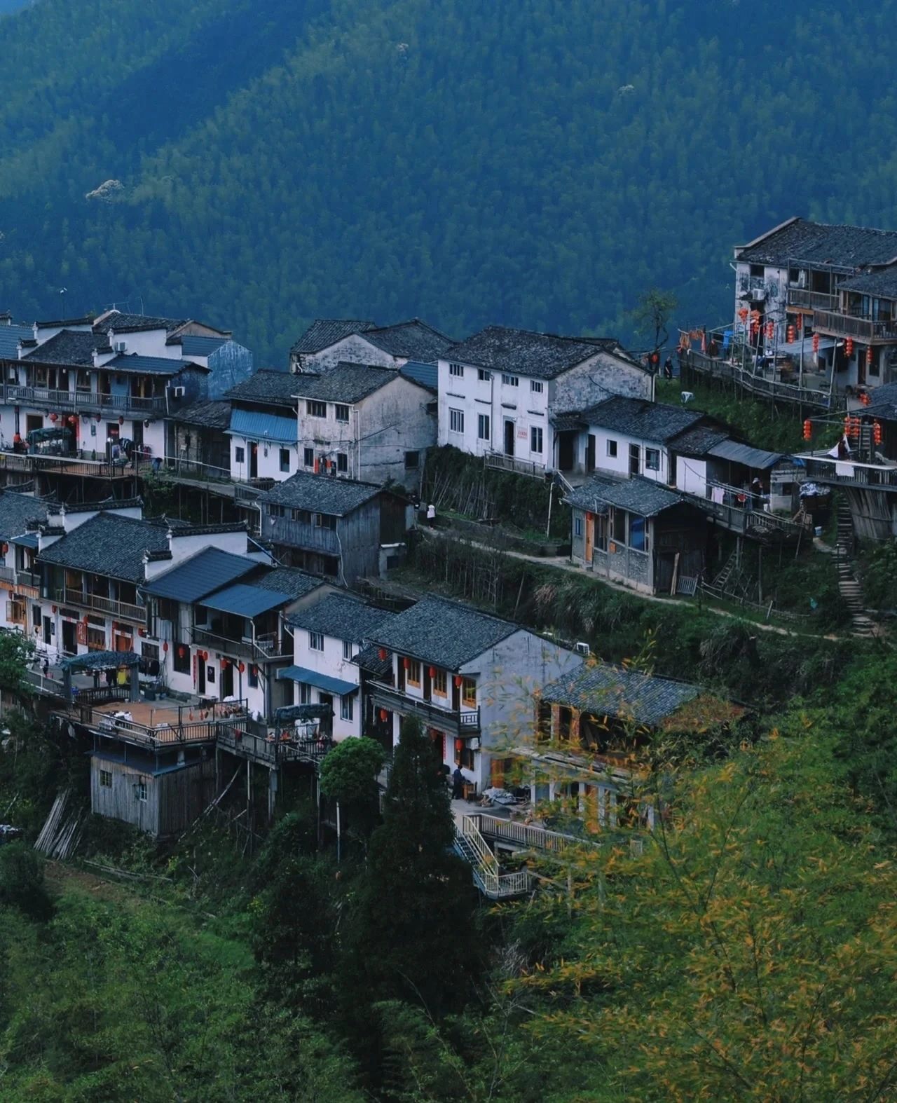 Ancient villages isolated on the cliffs - Mulizhuang