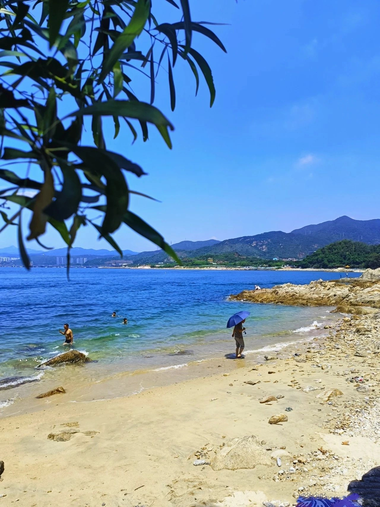 Shenzhen | The free niche beach with fewer people and clearer water, where you can catch the sea and camp out to watch the sunset.