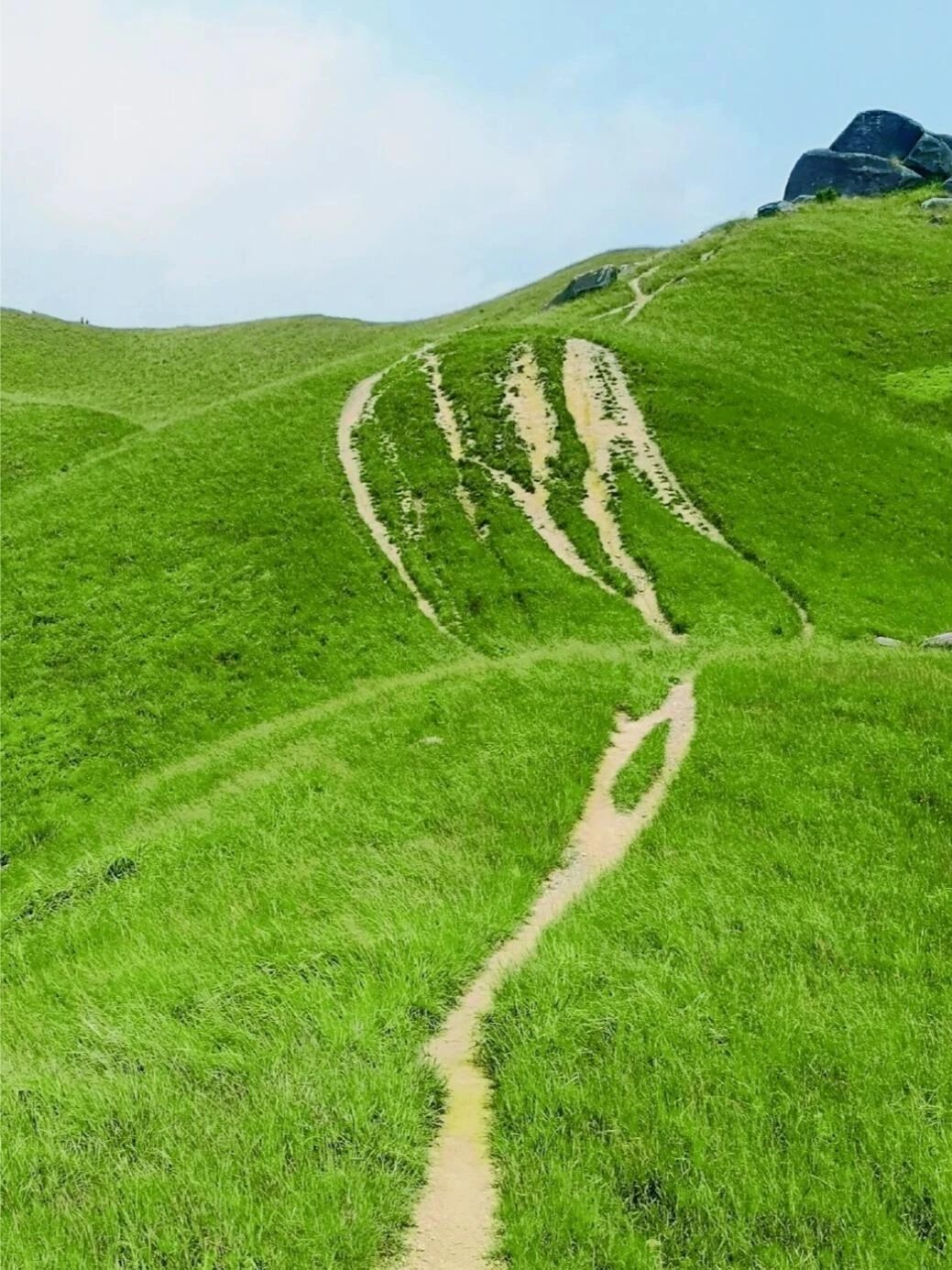 Jigongling, directly accessible by Shenzhen buses