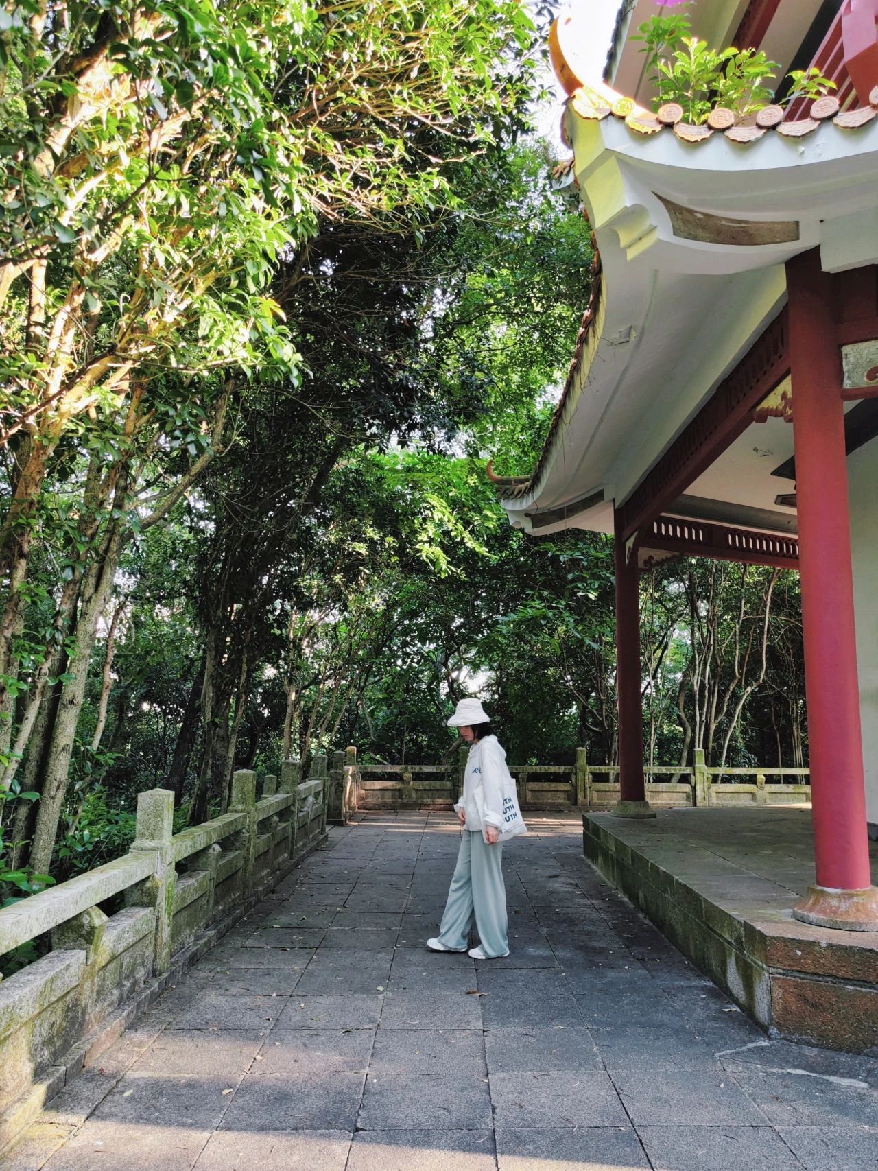 West Island, located in the center of “Donghu Park”