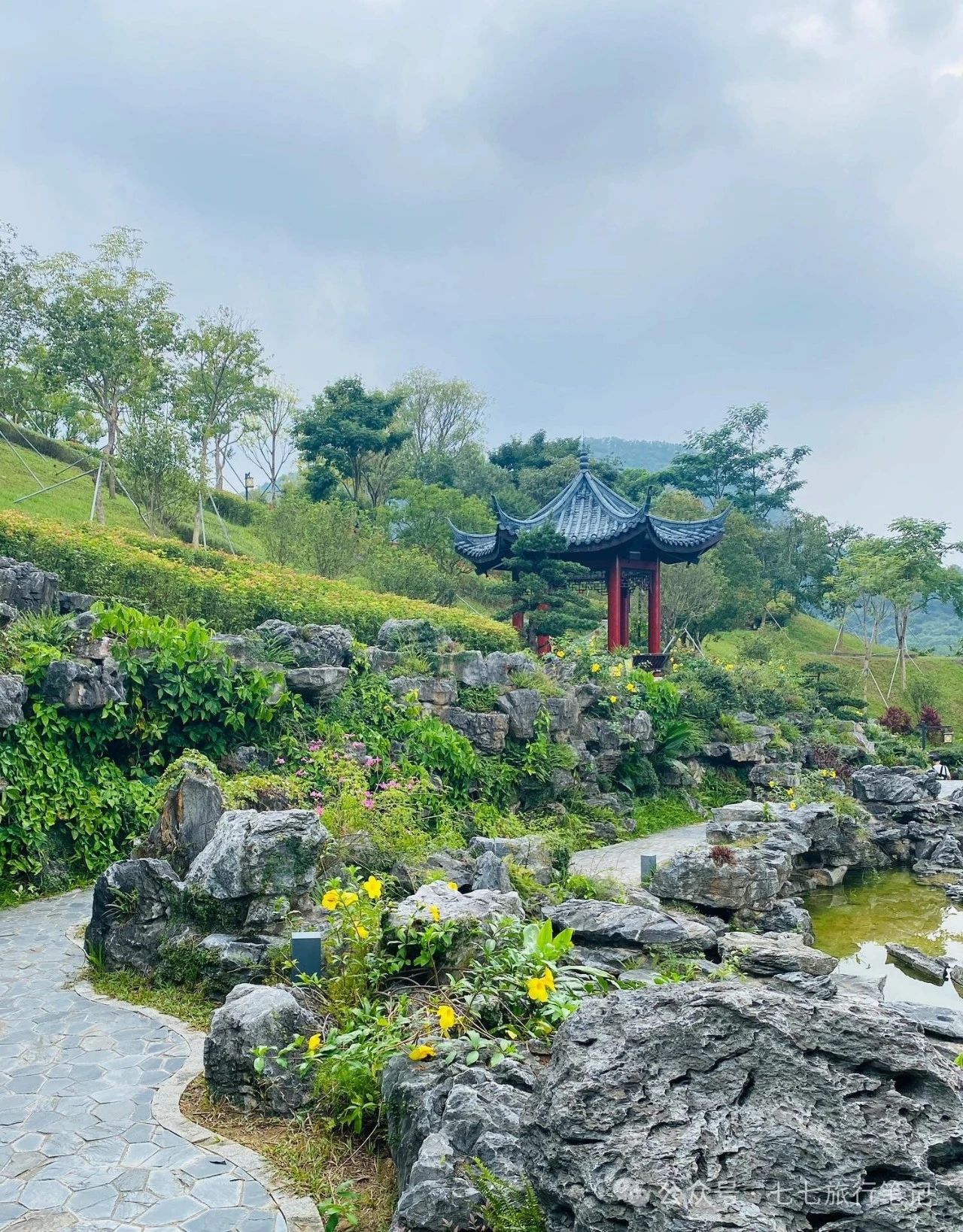 Yulong Park | An old-fashioned park tucked away in the mountains.