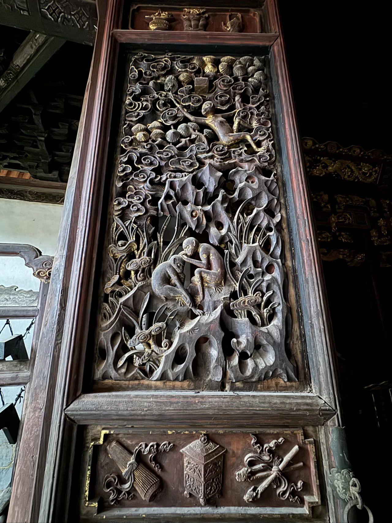  Jianshui Literature Temple's twenty-two wooden screen doors