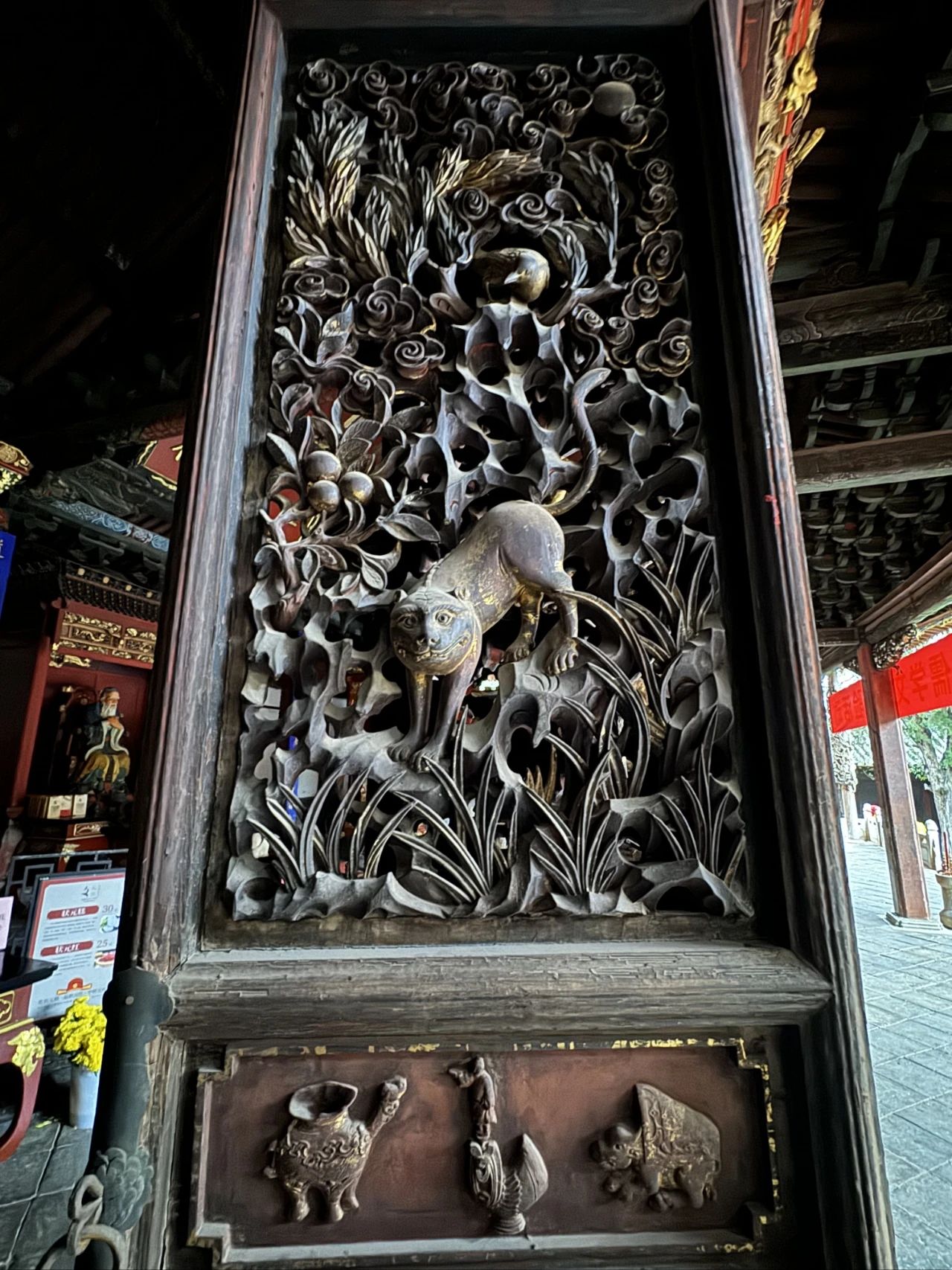  Jianshui Literature Temple's twenty-two wooden screen doors