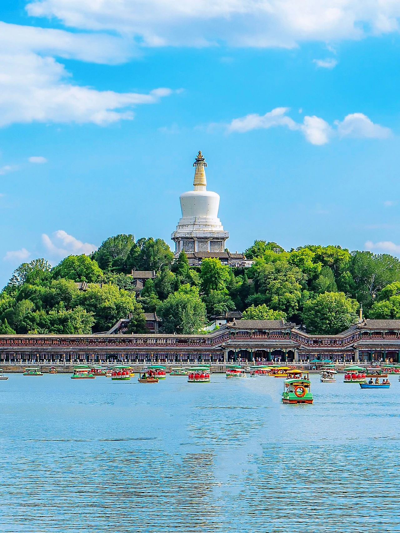 When the weather was good in Beijing, I had an impromptu meeting with friends to go to Beihai Park.