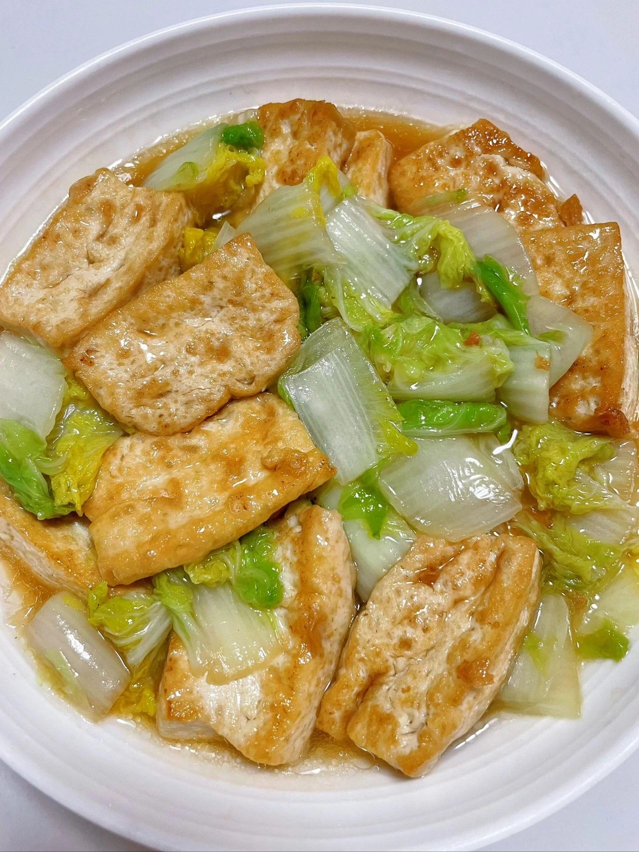 An easy and delicious home-cooked dish of braised cabbage and tofu!