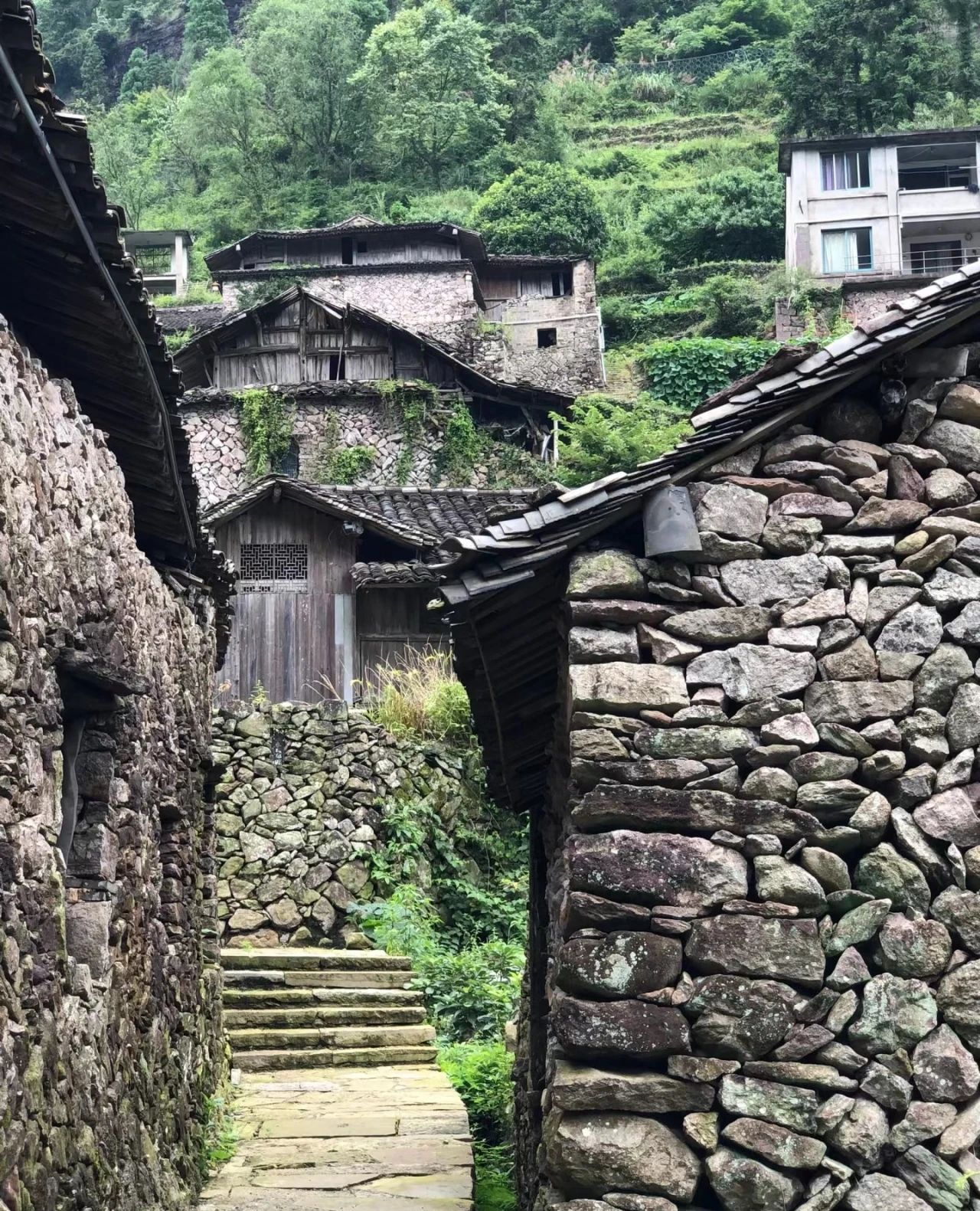 Hidden stone village in the valley - Huangtan Cave