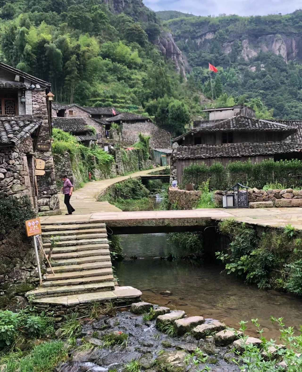 Hidden stone village in the valley - Huangtan Cave