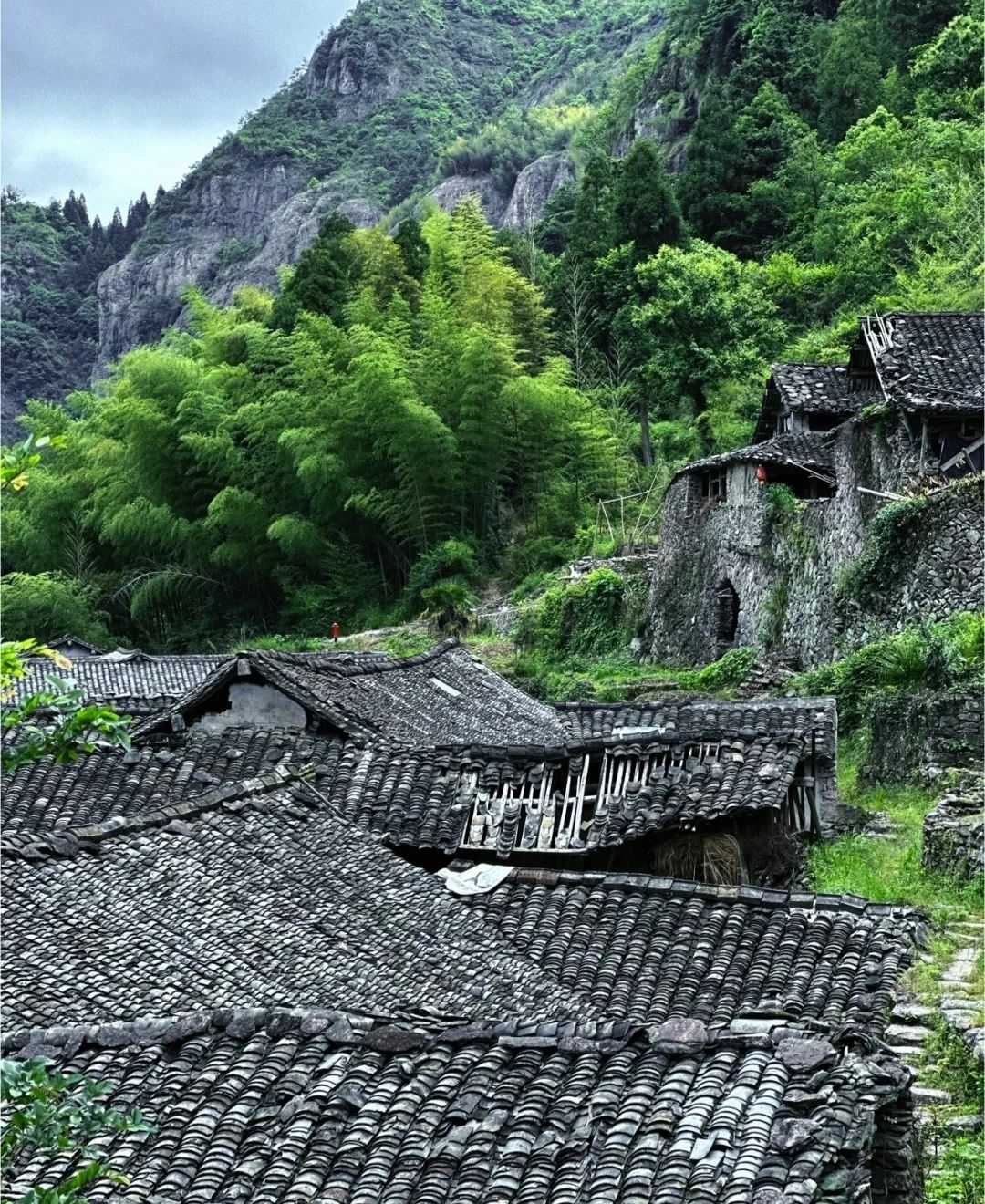 Hidden stone village in the valley - Huangtan Cave