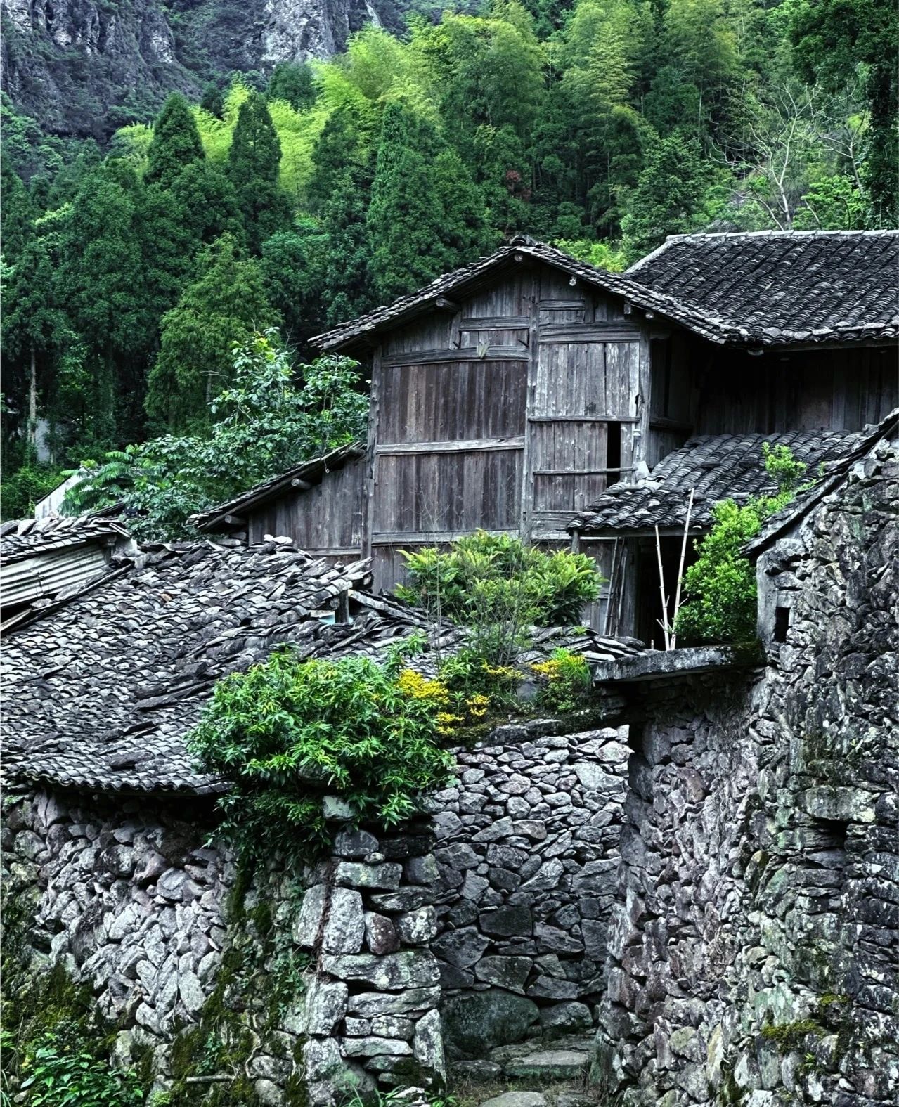 Hidden stone village in the valley - Huangtan Cave