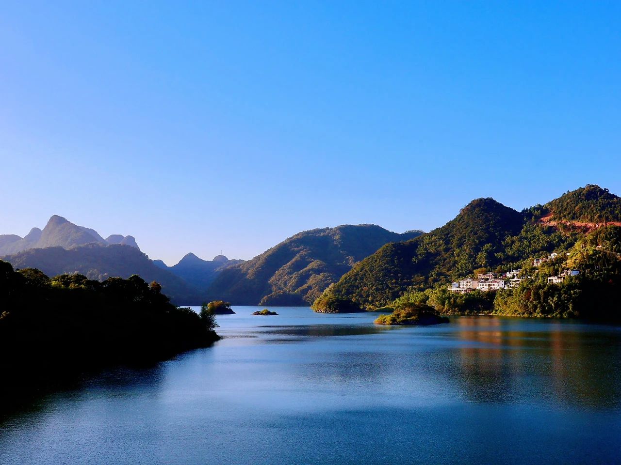 Peach Blossom Lake in-depth tour guide