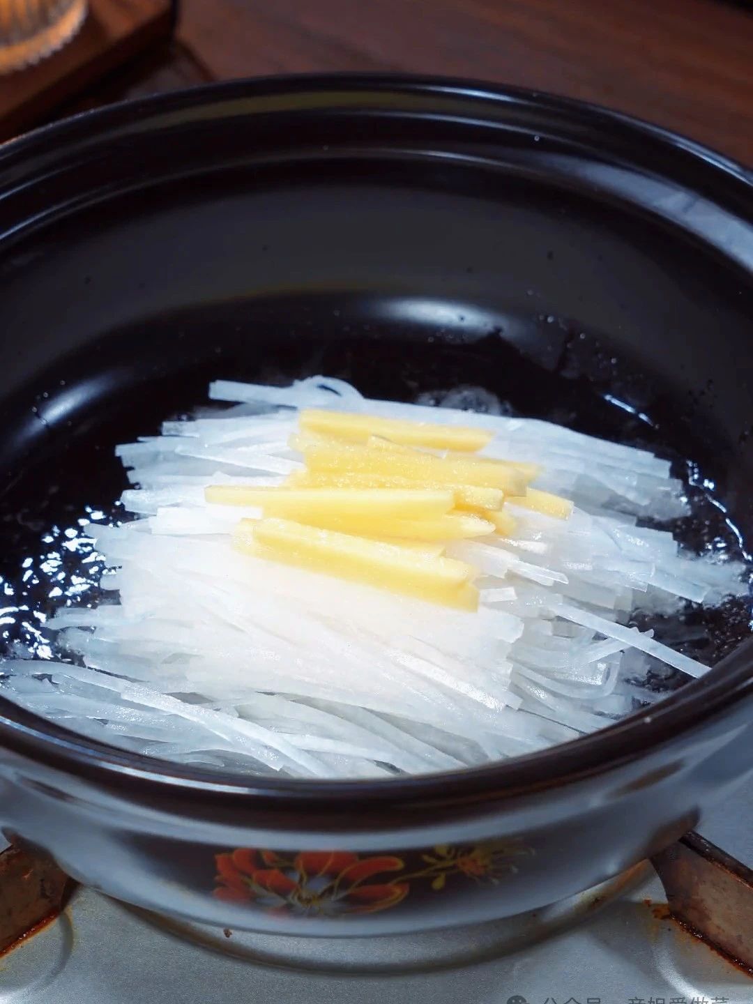 Radish soup with ginseng